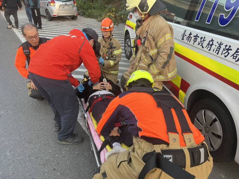 消防人员将掉落桥下的2名伤者救起后送医。（读者提供）