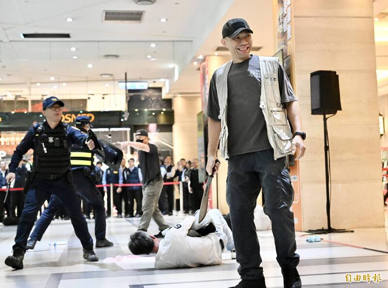 台北捷运市政府站及市府转运站危安演练，模拟歹徒持刀无差别攻击的应变处置。（记者罗沛德摄）