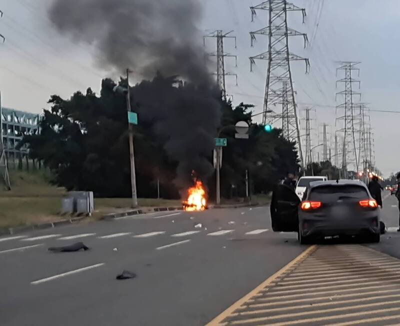 机车（中）被汽车（右）冲撞后起火燃烧。（读者提供）