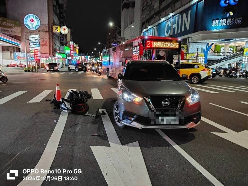 车祸发生于台中市北区亲亲戏院前北屯路、梅亭街口。（民众提供）