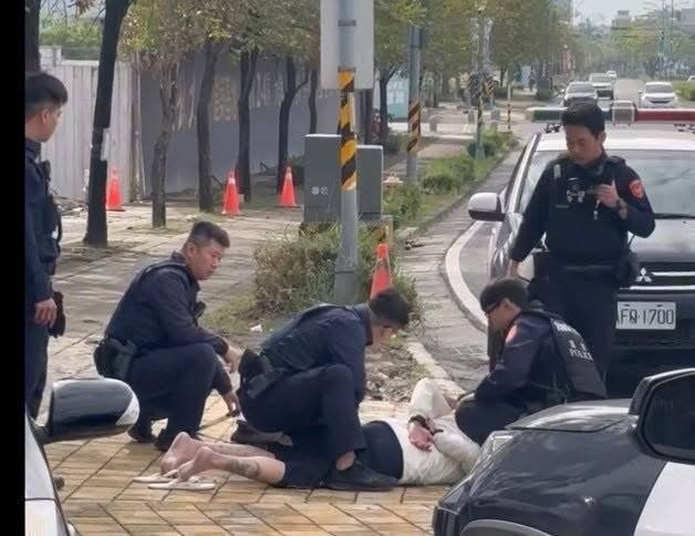 男子持西瓜刀闲逛，被警方制伏。（民众提供）