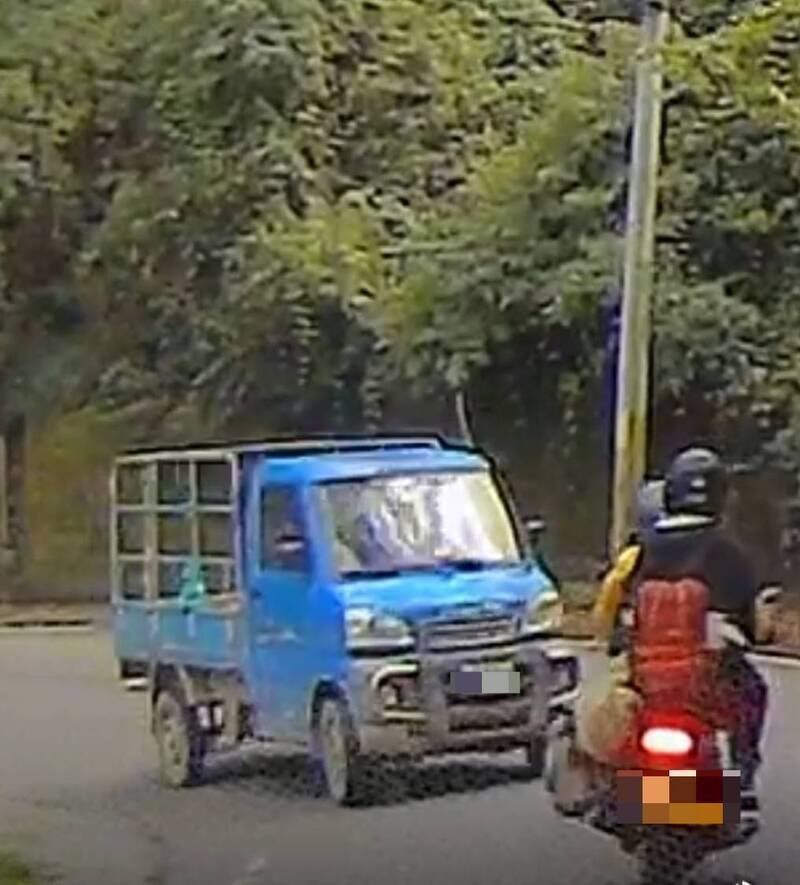 小货车与重机碰撞。（民众提供）