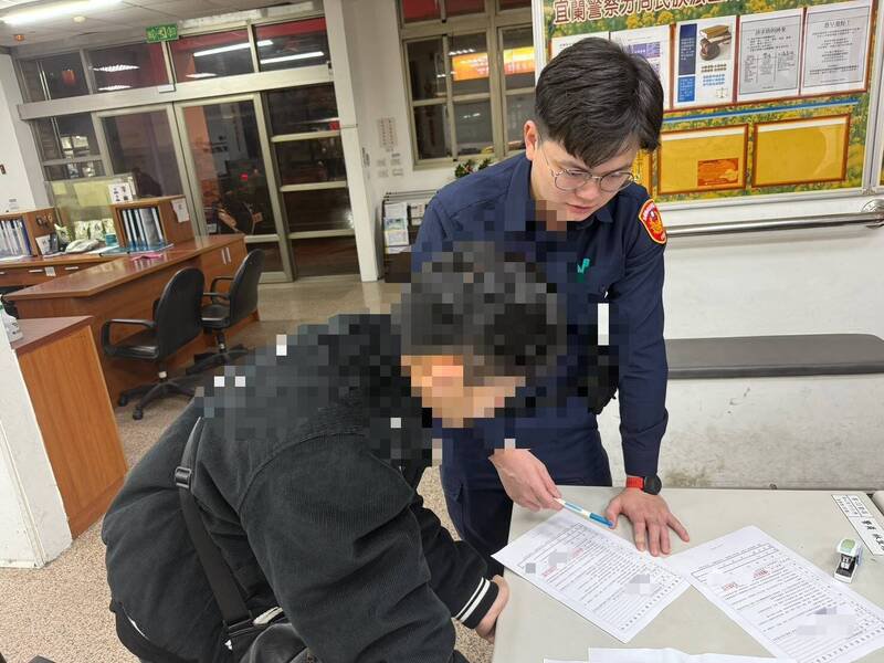 宜兰市警方锁定跟骚男子，开立告诫书遏止再犯。（民众提供）