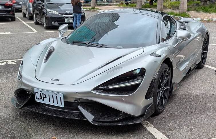 检警在范男宜兰、新北住处，查扣麦拉伦跑车、特斯拉、现金280万余元、百达翡丽名表、爱马仕花瓶、黄金条块等财物。（记者郑淑婷翻摄）