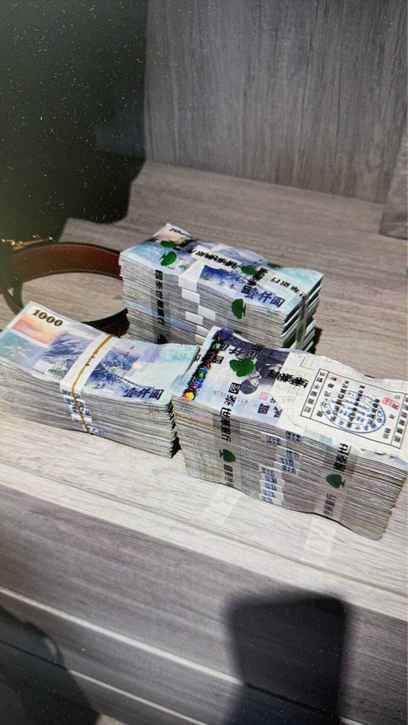 检警在范男宜兰、新北住处，查扣麦拉伦跑车、特斯拉、现金280万余元、百达翡丽名表、爱马仕花瓶、黄金条块等财物。（记者郑淑婷翻摄）