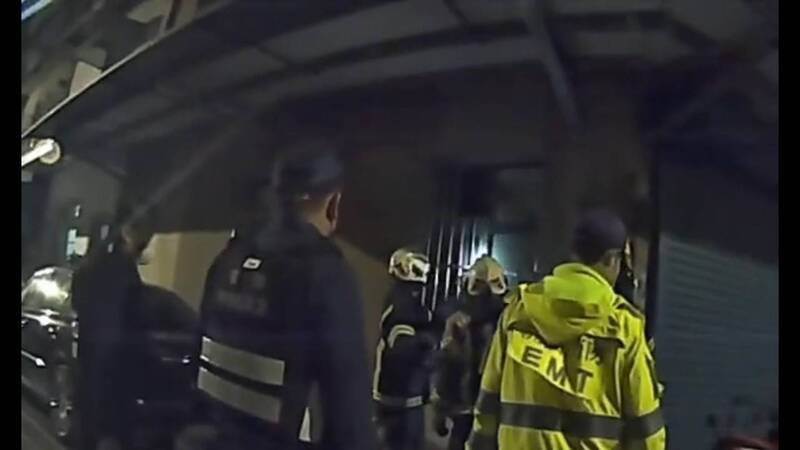 警消合力破窗将陈男救出送医。（记者郑淑婷翻摄）