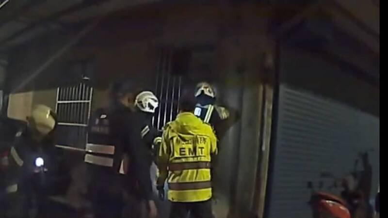 警消合力破窗将陈男救出送医。（记者郑淑婷翻摄）