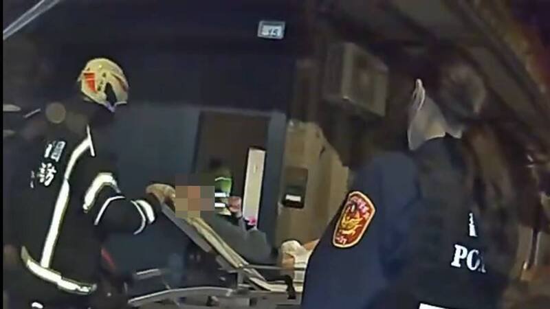 警消合力破窗将陈男救出送医。（记者郑淑婷翻摄）