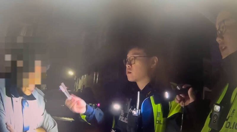 警方见刘男眼神涣散，对其进行毒品快筛。（记者吴升儒翻摄）