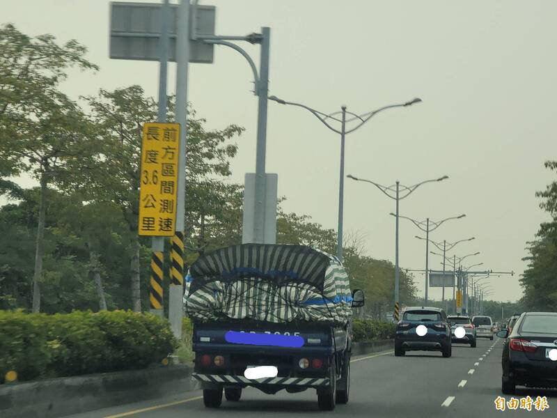 测速照相让驾驶人开车压力变大。（记者叶永骞摄）