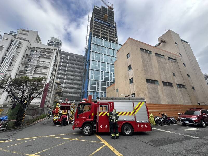 台北市复兴南路一段变电站传出爆炸声且冒出浓烟，大批警消赶抵现场灌救。（记者陆运锋翻摄）