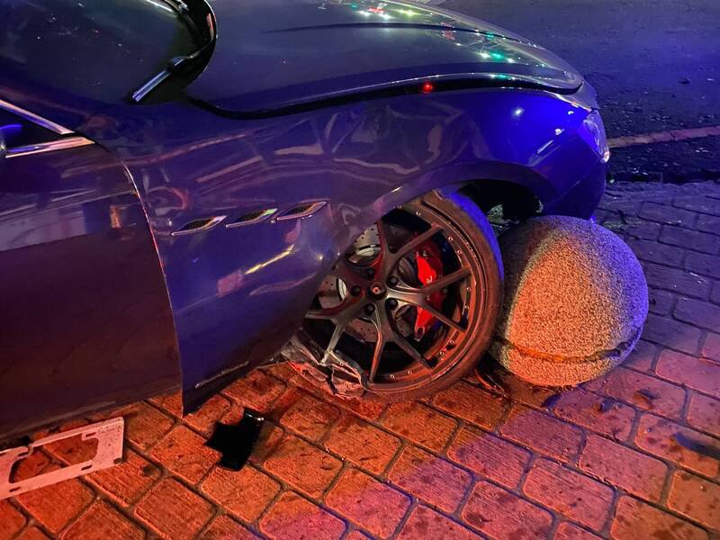 台中市李姓男子，今天凌晨到夜店狂欢后，酒后开玛莎拉蒂豪车返回租屋处，却失控自撞路旁石墩，将车头撞坏。（记者陈建志翻摄）