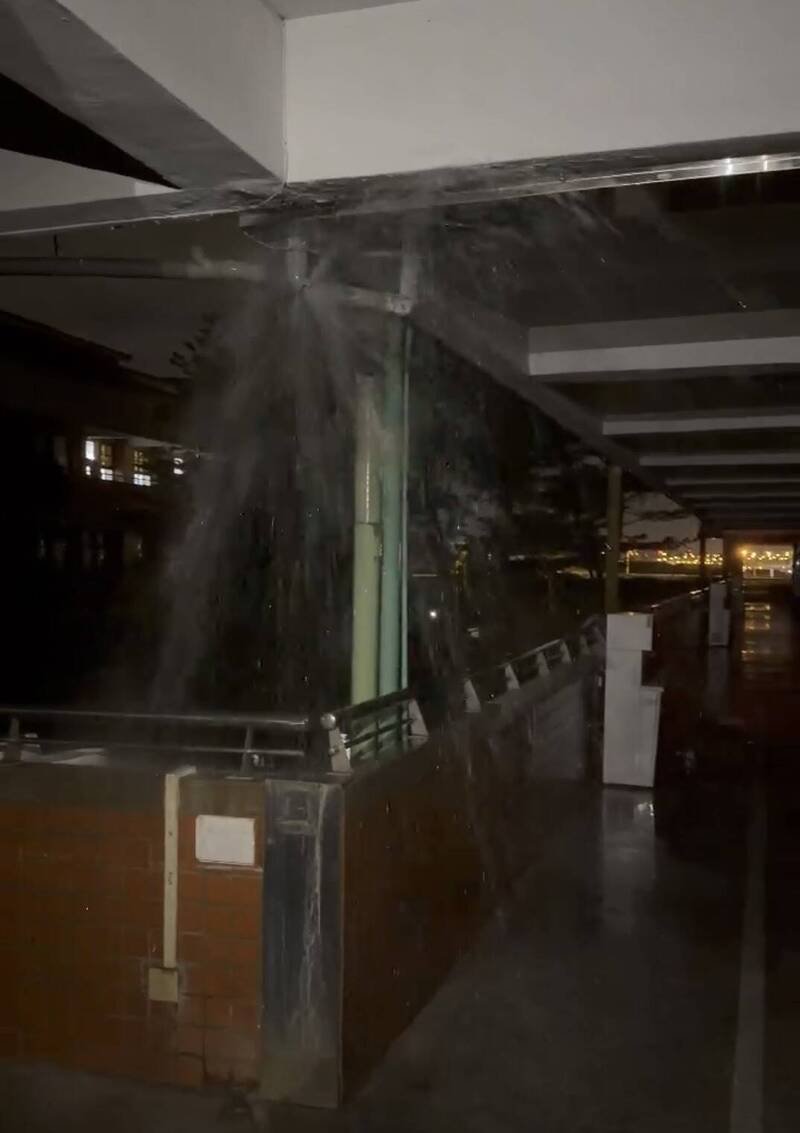 新北市五股德音国小惊传林姓工友勘灾关闭水阀，从铝梯上坠落撞击后脑勺，校方及警方发现时失去呼吸心跳，到院不治。（记者吴仁捷翻摄）