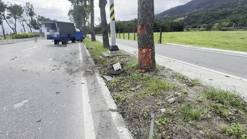 台9线273公里花莲玉里路段昨天（29日）发生一起死亡车祸，有「苦茶油牧师」之称的63岁温光亮牧师开小货车遭追撞后撞路树死亡。（民众提供）