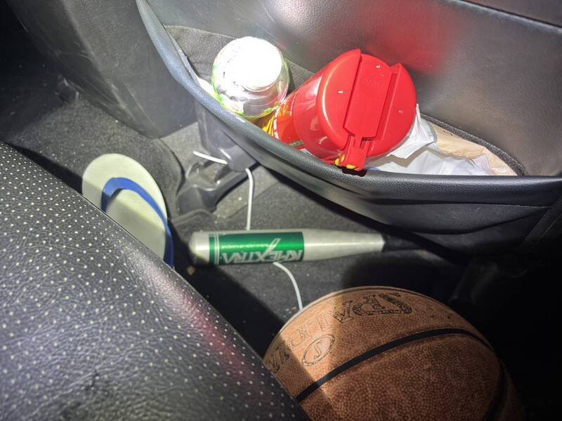 警方在犯嫌车内查扣铝制球棒等证物。（记者郑淑婷翻摄）