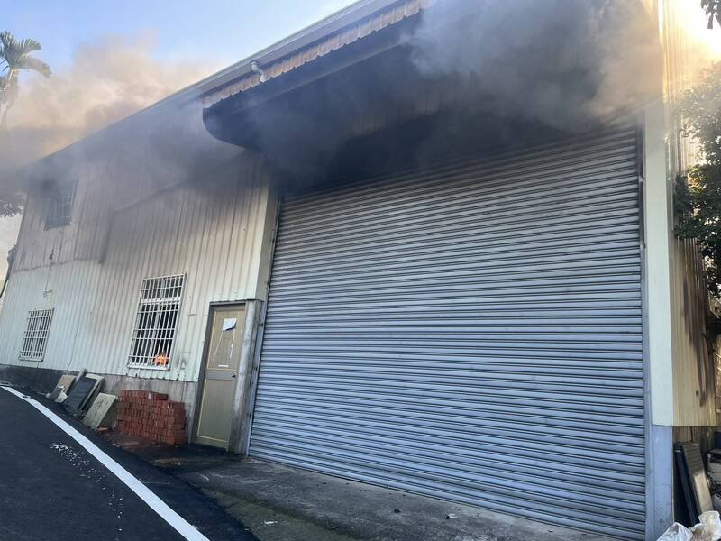 嘉义县梅山乡一处铁皮仓库起火。（嘉义县消防局提供）