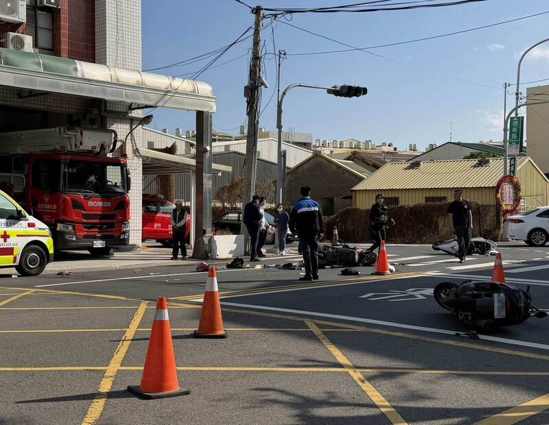 和美消防分队前3辆机车撞成一团。（图由赖清美提供）