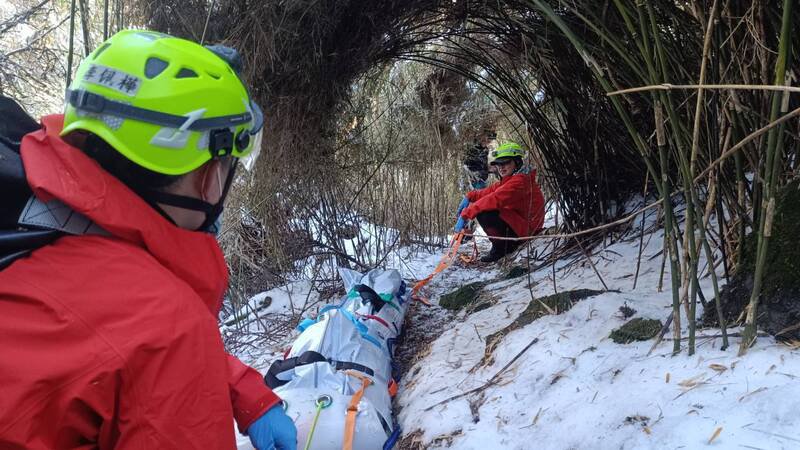 搜救人员将田男遗体运至鞍部，以便直升机载送下山。（民众提供）