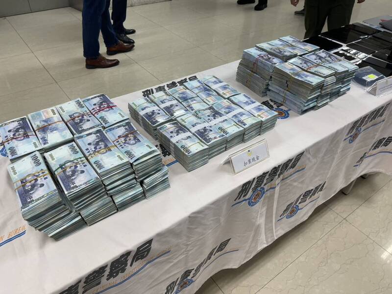 警方在罗以翔四个保险箱内搜出2千万元现金。（记者姚岳宏翻摄）