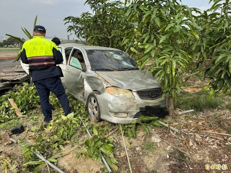 马姓男子的座车被撞烂冲进农田里。（资料照）