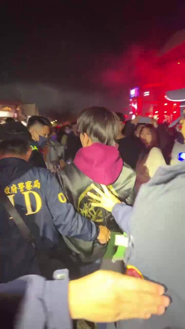 郑姓网红今晚到跨年晚会现场干扰，警方依法搜证处理。（台南市政府提供）