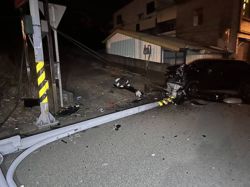 红绿灯被铲倒。（图由警方提供）