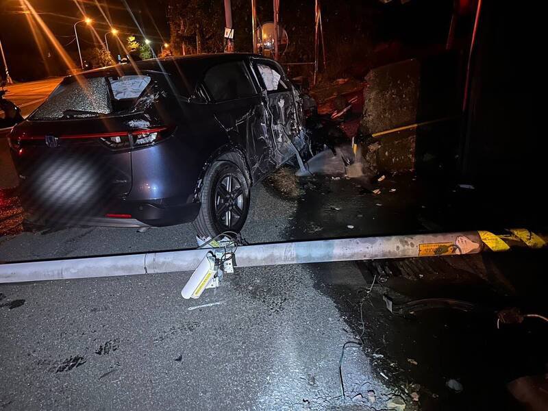 休旅车毁损严重，安全气囊也因撞击力道爆开。（图由警方提供）