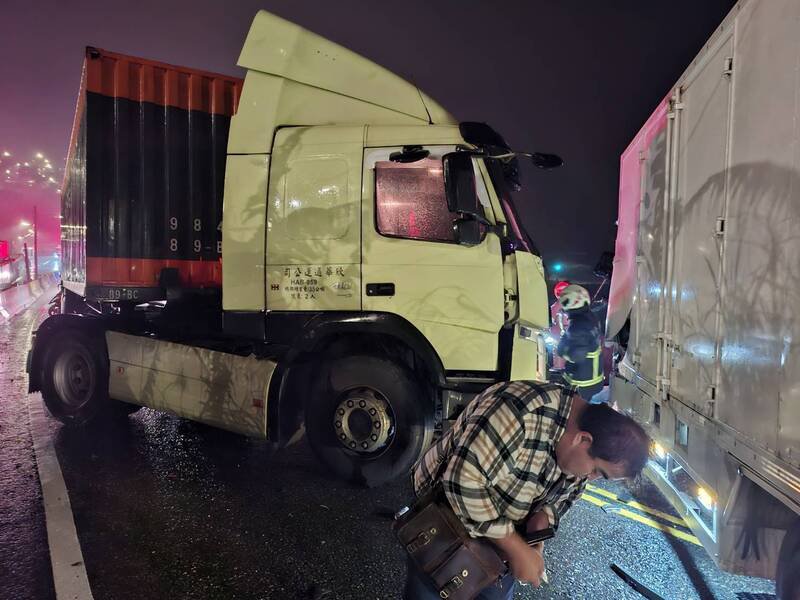 台2线78.9公里新北市瑞芳区水湳洞路段，元旦凌晨发生货柜车与大货车对撞事故。郭姓大货车驾驶腿部骨折等伤势，赶紧送医救治，无生命危险，但该起事故造成双向车道全面中断，塞车近3小时才恢复交通顺畅。（记者林嘉东翻摄）