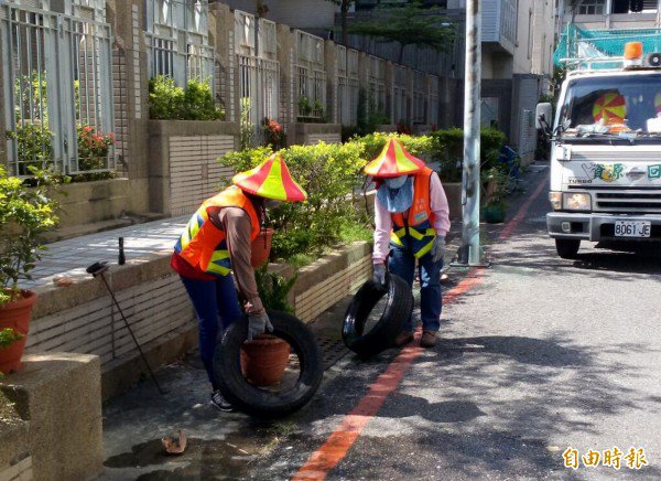 环保志义工清除废轮胎等孳生源。（记者蔡文居摄）