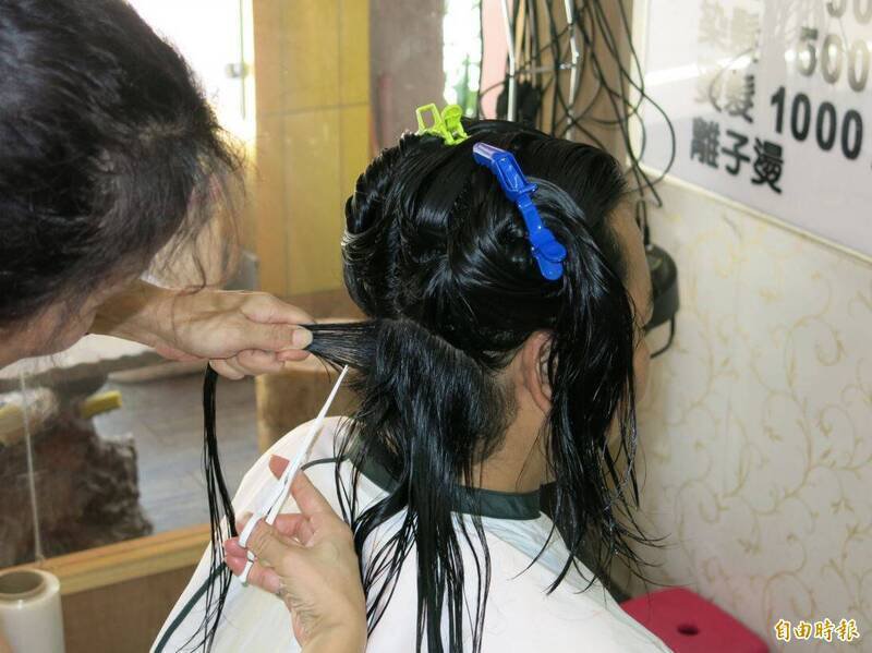 蔡姓美发店女会计近6年侵占美发店近300万，二审虽然认罪，但未和解，比一审少判4月改判2年2月，未获得缓刑机会。示意图。（资料照）