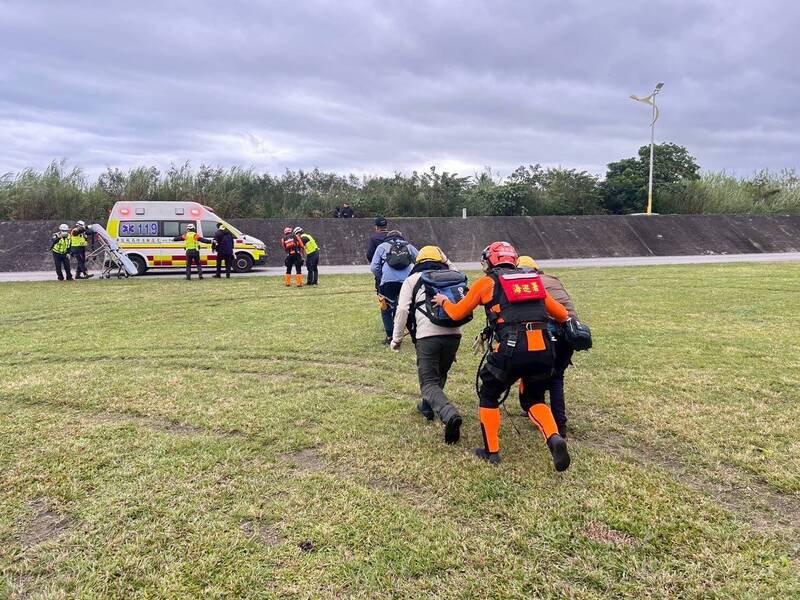 救援中钢通鸿轮的台船接驳船上5名船员，由空勤直升机搭载降落到花莲德兴运动场。（空勤总队提供）