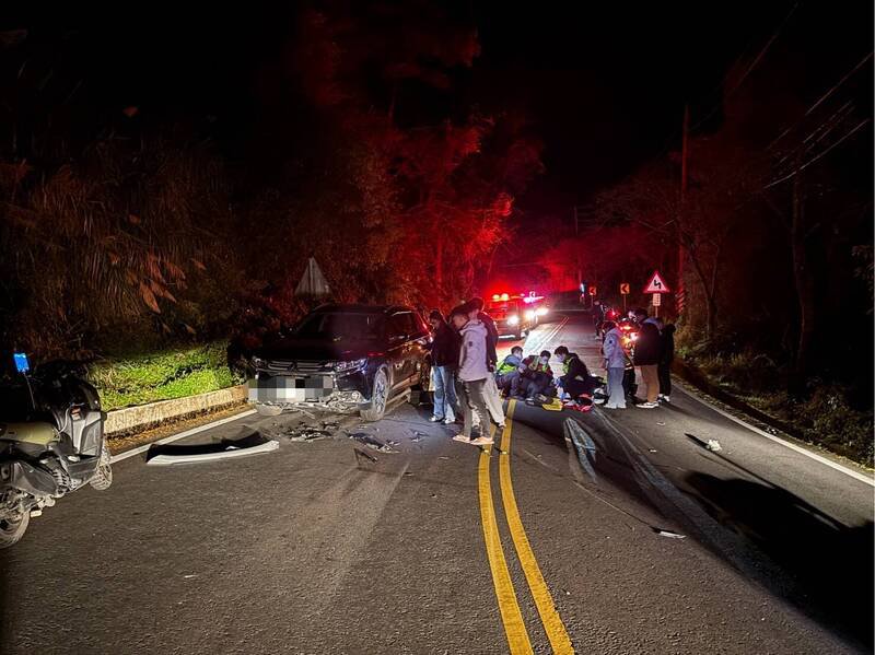 台18线85.4公里处清晨发生机车过弯自摔，连人带车滑到对向车道，与对向车辆碰撞事故。（竹崎警分局提供）