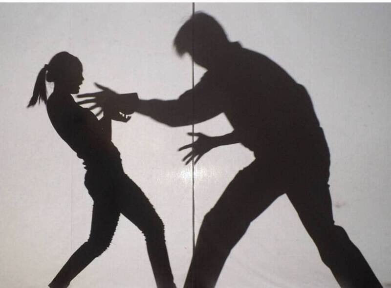 将女员工载往摩铁性侵，高雄科技业负责人判囚。（情境照）