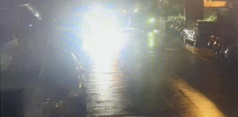 舒姓男子疑似为了庆祝跨年，竟从驾驶座点燃冲天炮并往窗外乱丢，意外引燃路旁1辆机车。（记者郑景议翻摄）