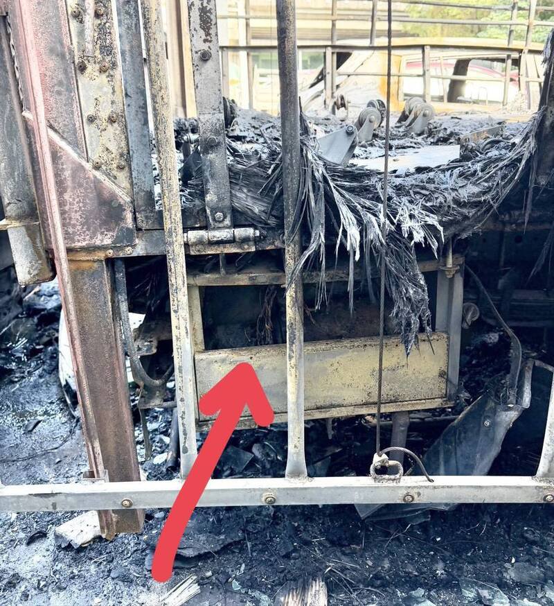 消防人员发现升降板马达有短路现象。（记者徐圣伦翻摄）