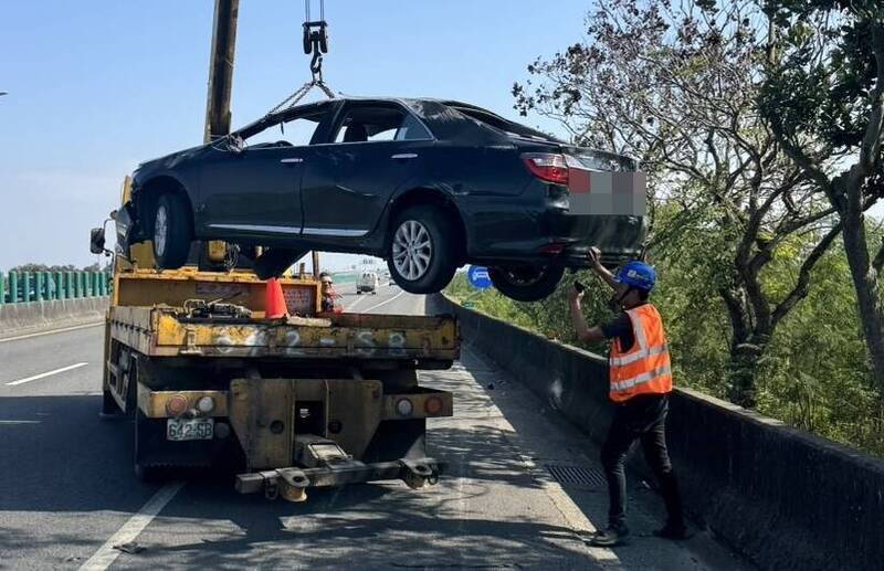 轿车在82快速道路自撞。（民众提供）