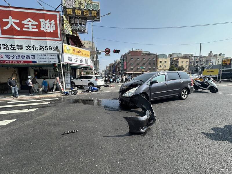 高雄路口两部汽车对撞，再冲撞路口3部停等机车。（读者提供）