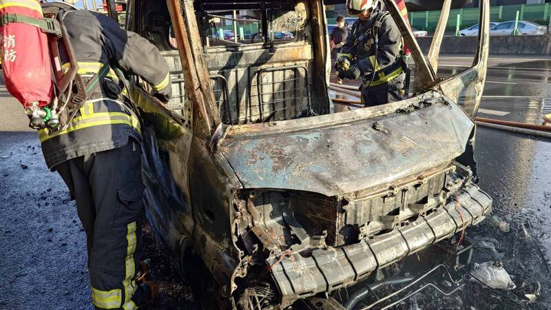 小货车被烧得全毁。（记者徐圣伦翻摄）