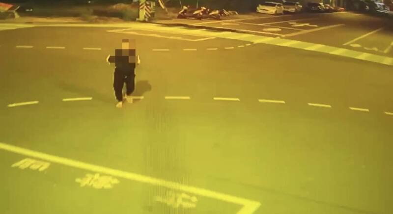 警方掌握肇事驾驶离开现场动向，原来男子先跑回家处理伤势。（屏东警分局提供）