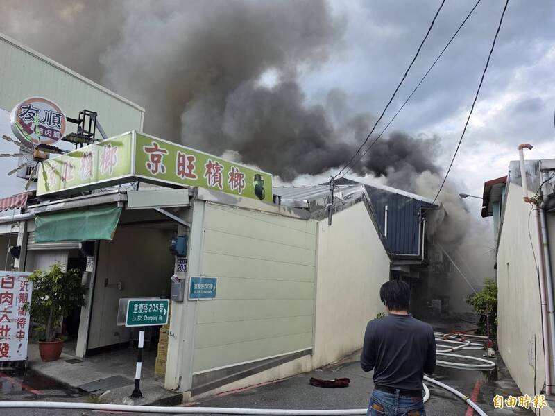 花莲市重庆路205巷一处平房今天下午传出火警，火烟窜天。（记者花孟璟摄）