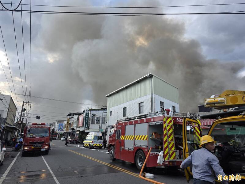 花莲市重庆路205巷一处平房今天下午传出火警，火烟窜天。（记者花孟璟摄）