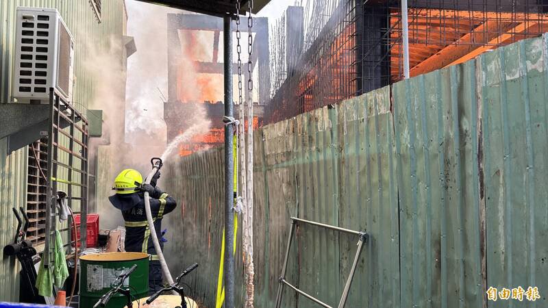 出水防护隔壁民宅。（记者杨金城摄）