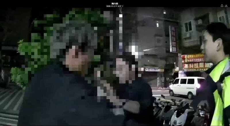 警方到场制止醉后闹事的唐男。（记者徐圣伦翻摄）