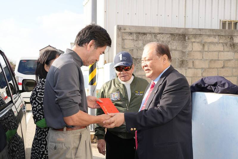 澎湖县长陈光复致赠慰问金，给张姓业者实质补助及加油打气。（图由澎湖县政府提供）