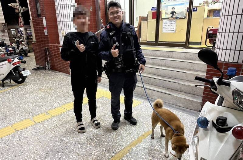南门派出所员警帮迷途柴犬找到饲主。（图由嘉市警方提供）