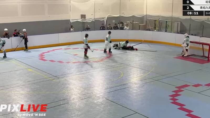 白队黄姓球员疑将黑队国中3年级林姓球员推倒在地，随后压在林姓球员身上，朝其后脑猛力连挥5拳。（图撷取自「Yi-Der Wu」YouTube）