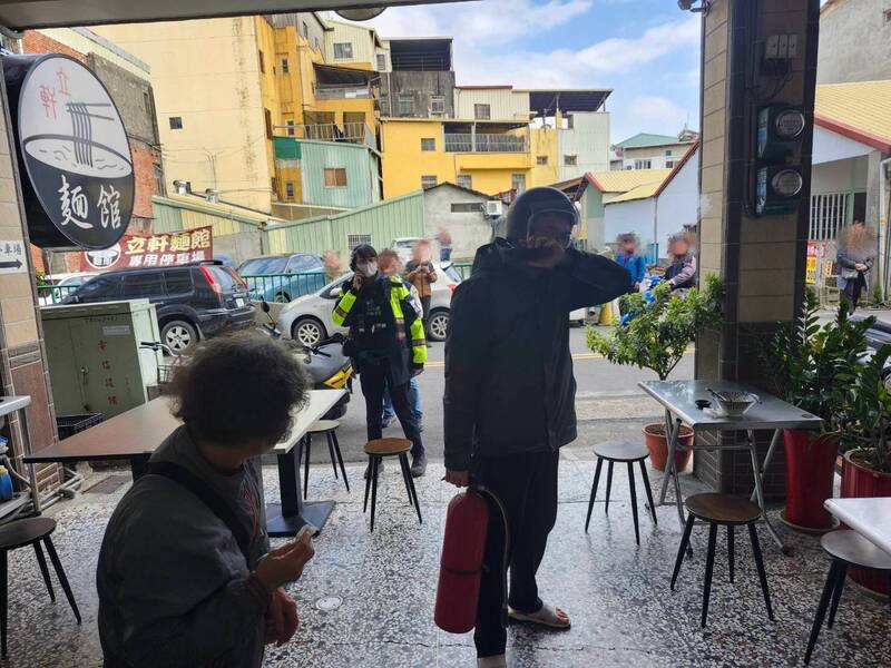 侦查佐休假买午餐，见店家起火，抡起灭火器扑灭火势。（大湖警方提供）