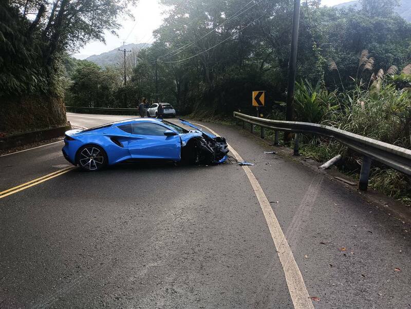 50岁赖姓男子驾驶新车价约新台币525万元的「莲花」超跑Lotus Emira，在北宜公路上失控直接冲撞路边护栏。（记者郑景议翻摄）