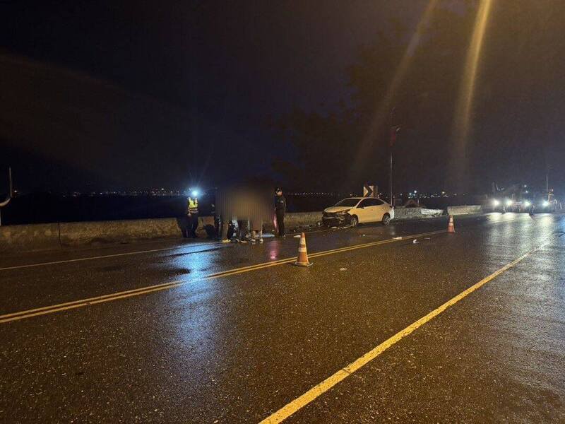 花莲玉里镇乐合溪桥南端昨晚车祸，机车骑士因自摔滑到对面南下车道，遭迎面而来的轿车撞击，头部重伤送医不治。（警方提供）