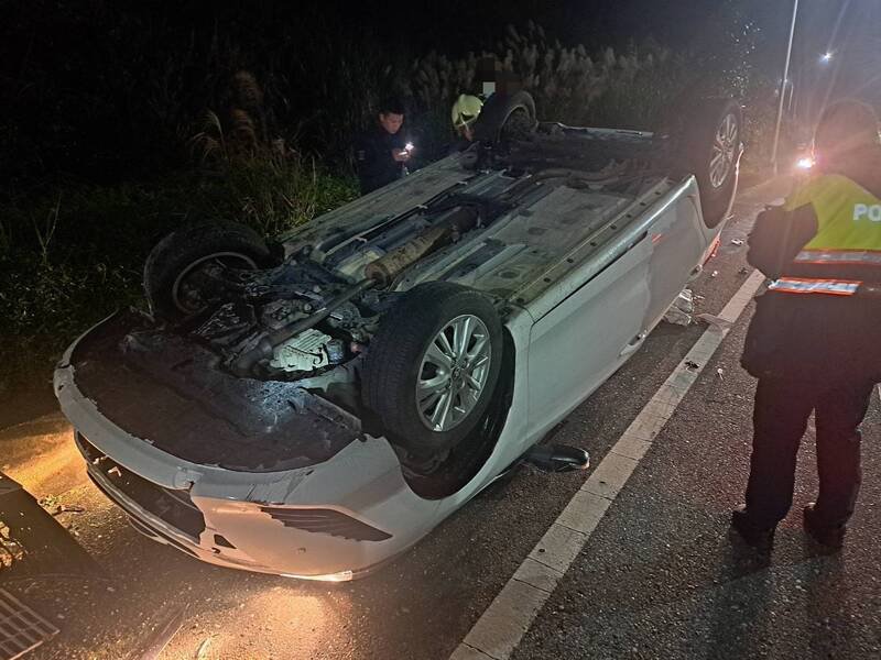 蔡姓男子昨晚开车行经台2线51.3公里万里路一处弯道时，疑因一时恍神，失控撞及中央分隔岛后，整辆车翻过分隔岛，驶入对向车道路旁，4轮朝天，蔡男自行脱困，仅右手指头受伤。（记者林嘉东翻摄）